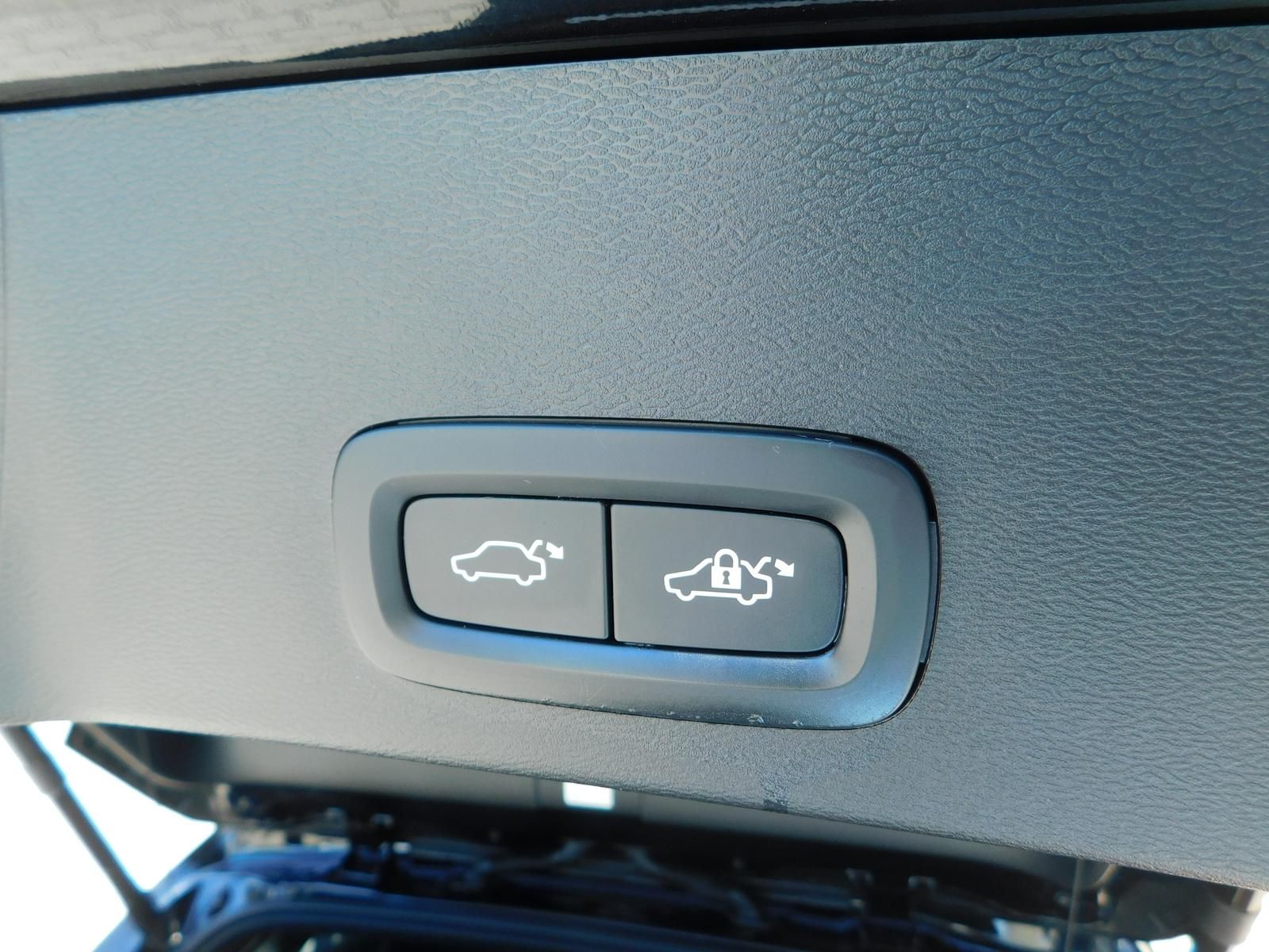 Fahrzeugabbildung Volvo XC40 B3 Plus Dark