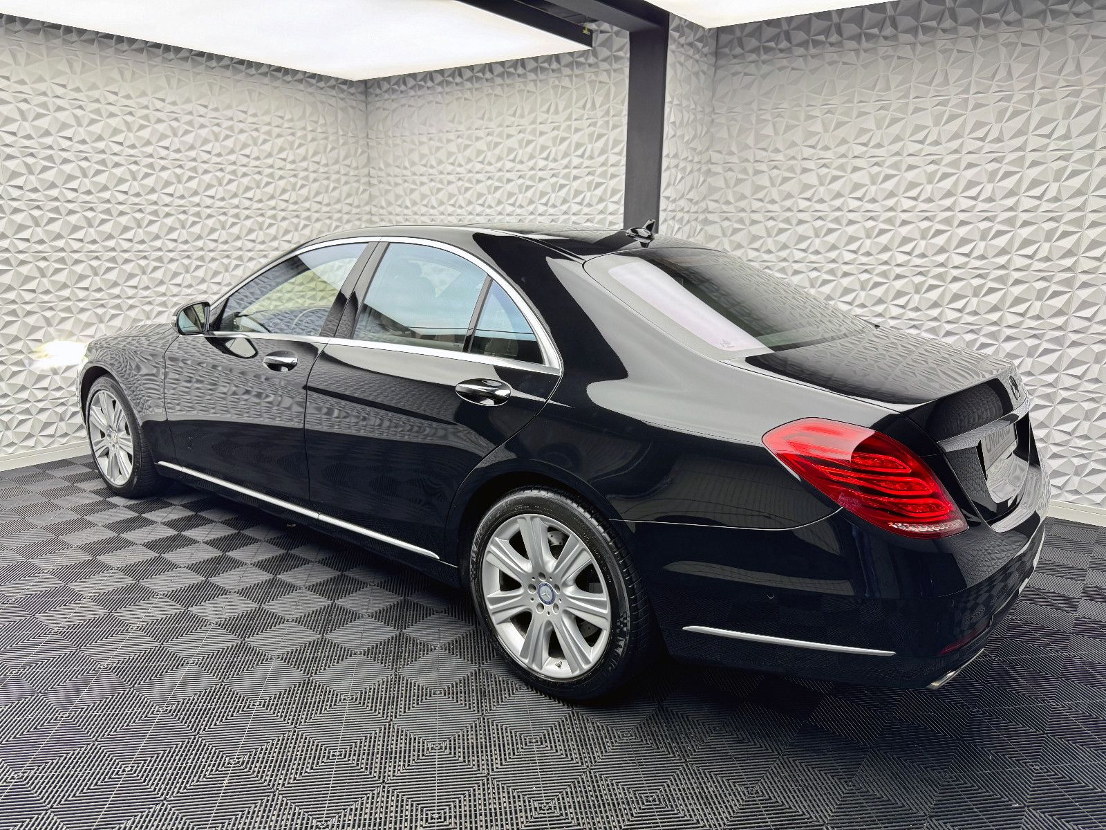 Fahrzeugabbildung Mercedes-Benz S 500 4M/DISTRO/3xTV/BURMESTER-3D/NIGHTV/MASSAGE