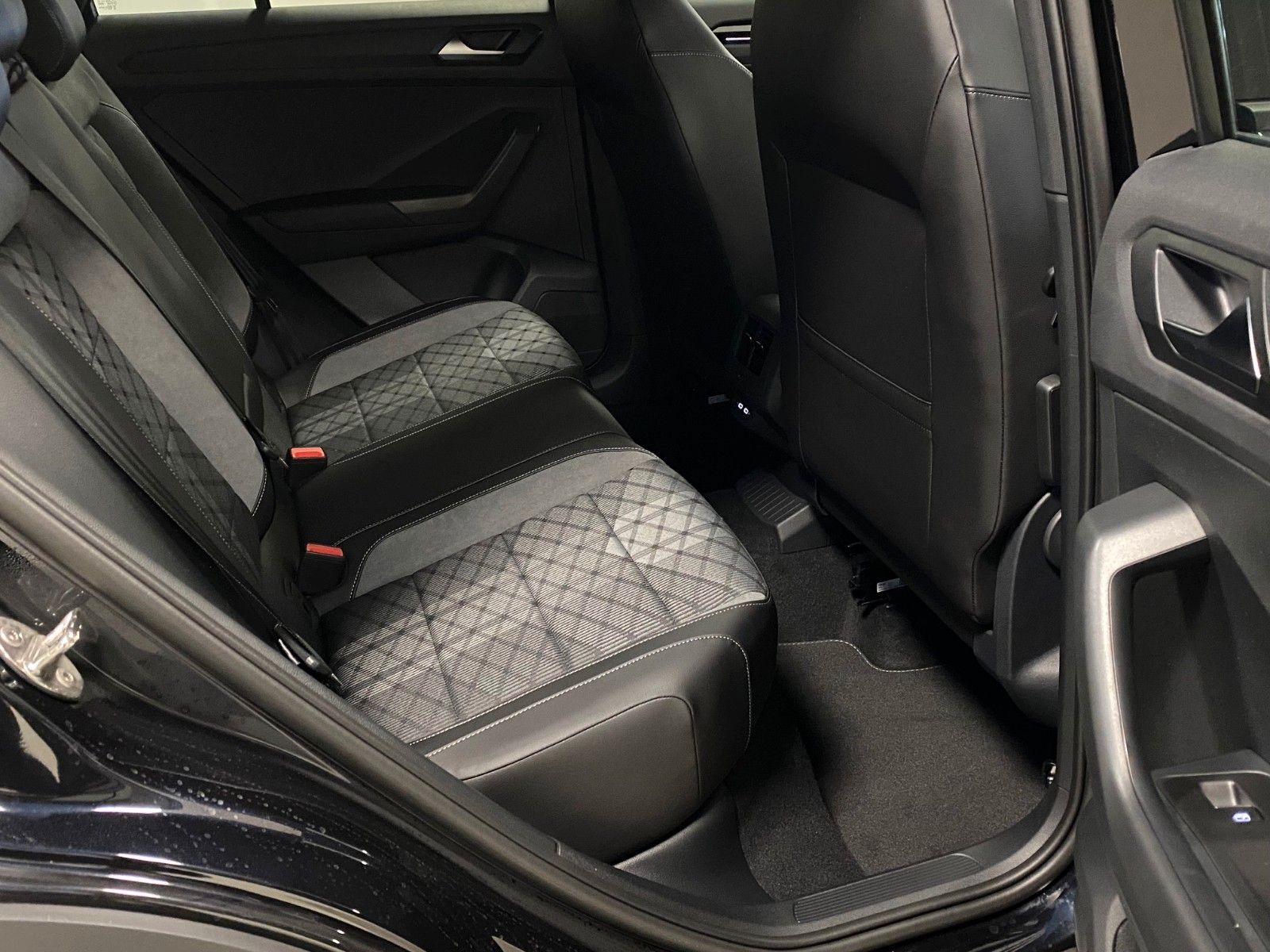 Fahrzeugabbildung Volkswagen T-Roc 1.5 TSI DSG R-Line+ACC+iQ Light MATRIX+18"