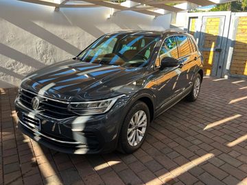 Volkswagen Tiguan - 1