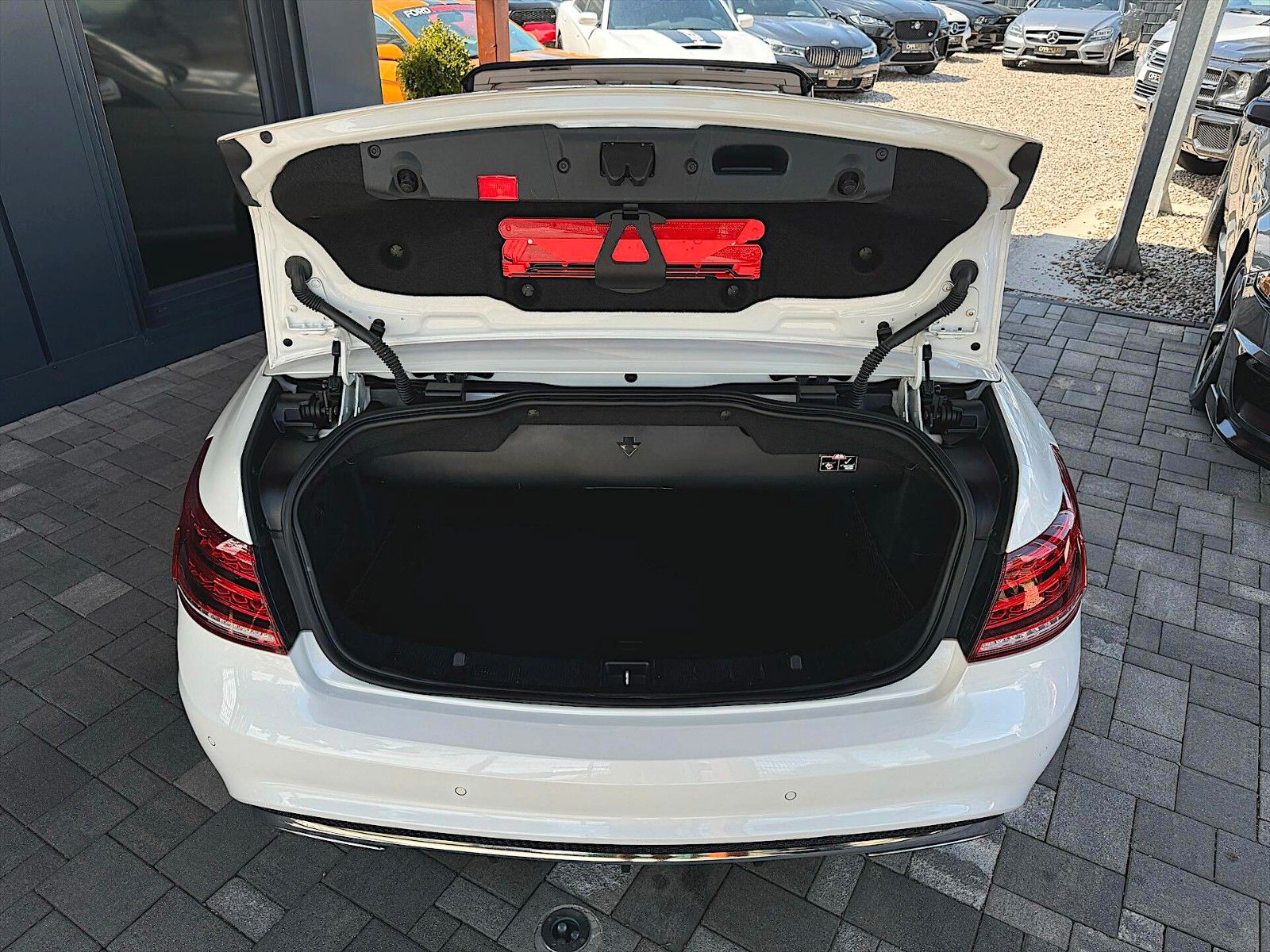 Fahrzeugabbildung Mercedes-Benz E 500 V8 CGI BlueEfficiency AMG-Line Designo