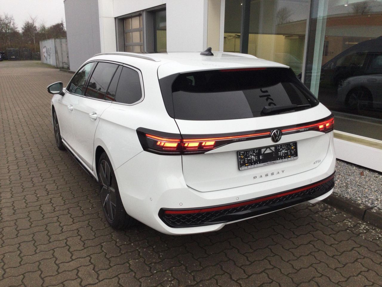 Volkswagen Passat Variant 1.5 eTSI DSG R-Line LED NAVI APP foto 3