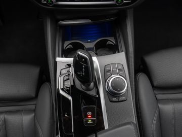 Fahrzeugabbildung BMW 520d M Sport  Kamera HUD DAB HiFi AHK DisplayKey