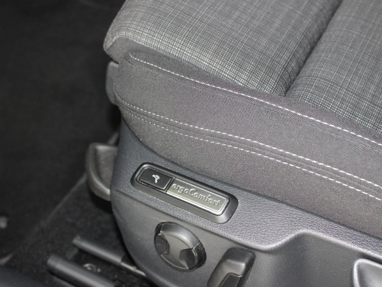 Fahrzeugabbildung Volkswagen Passat Variant 2.0 TDI SCR Business LED/CAM/ACC