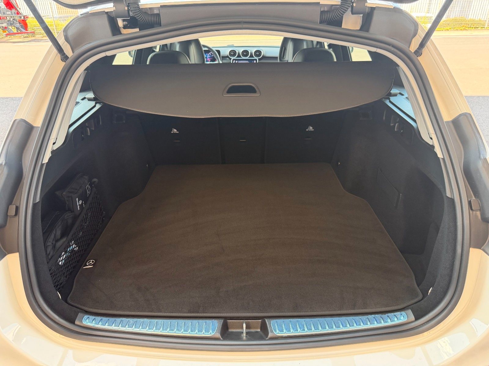 Fahrzeugabbildung Mercedes-Benz C 200 T Avantgarde+RKamera+AHK+AmbientePrem+