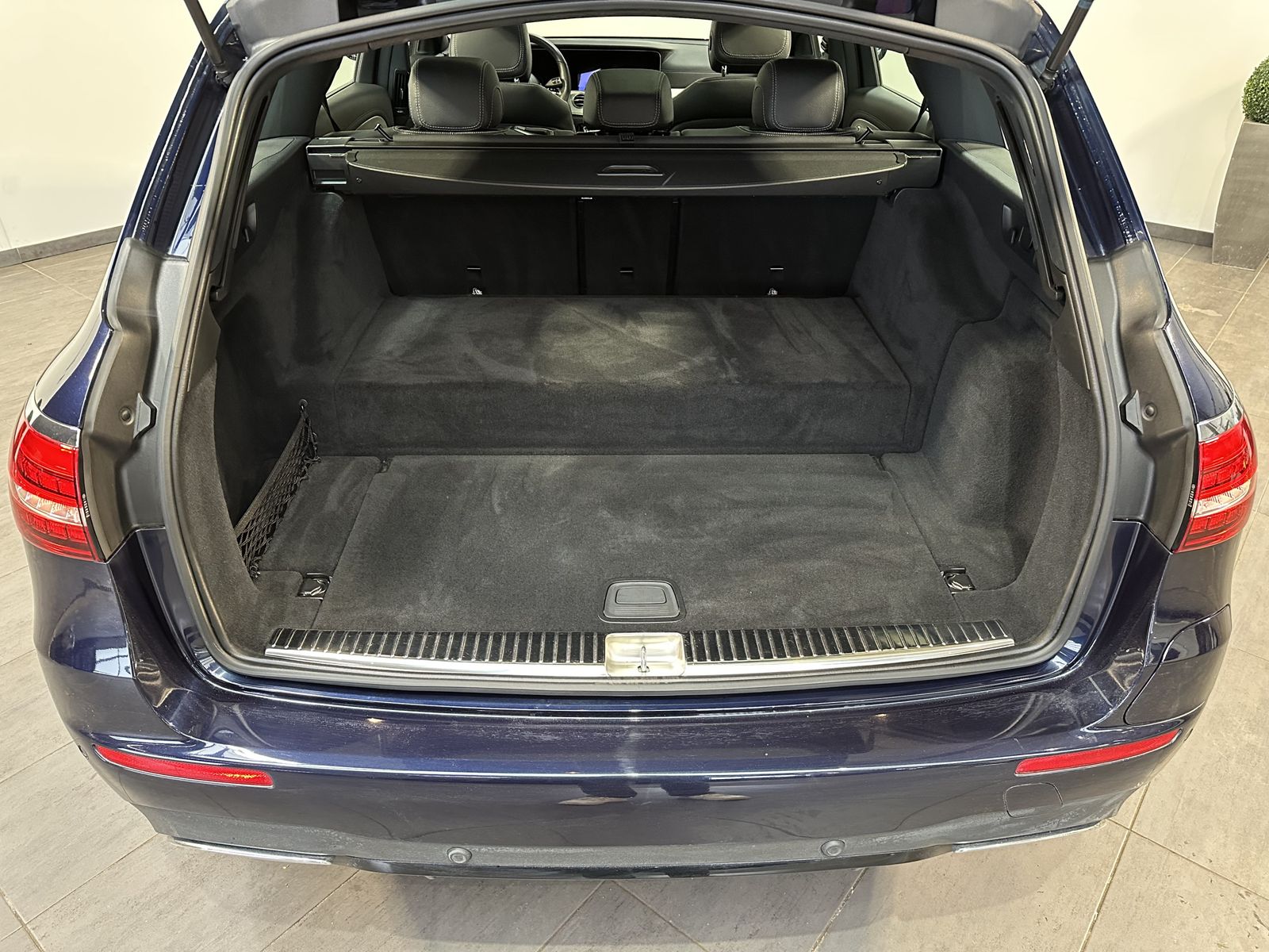 Fahrzeugabbildung Mercedes-Benz E 300de 4Matic AMG-Line NAV+LED+PANO+AHK+HEAD-UP