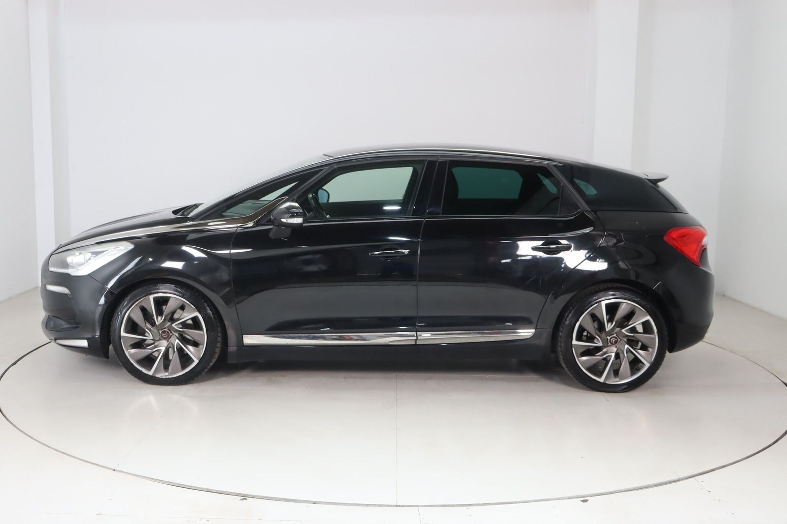 Fahrzeugabbildung DS Automobiles DS5 2.0 HDi SportChic * HUD * LEDER * Navi