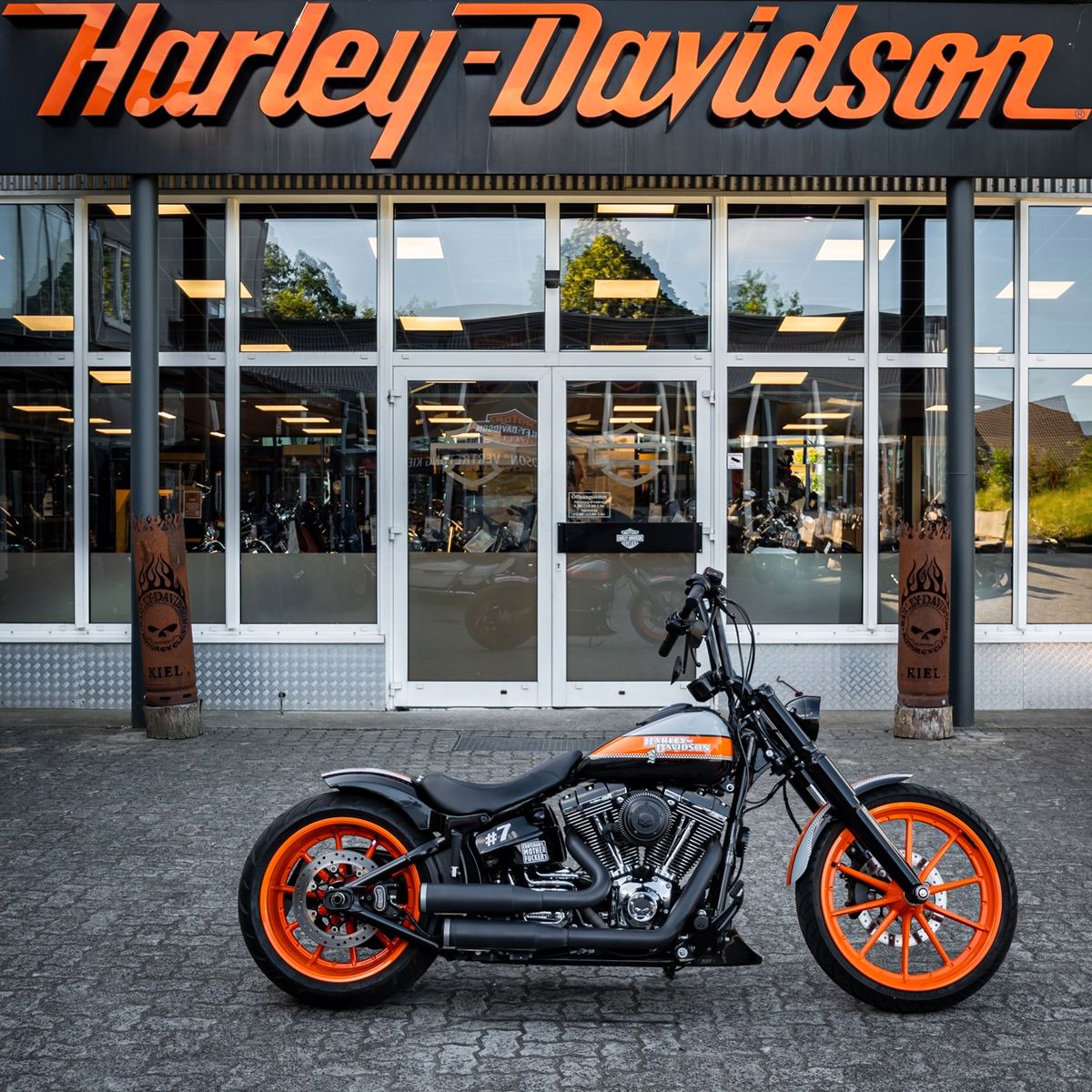 Fahrzeugabbildung Harley-Davidson FXSB Breakout 103 - Kesstech/Airride/Heckumbau -
