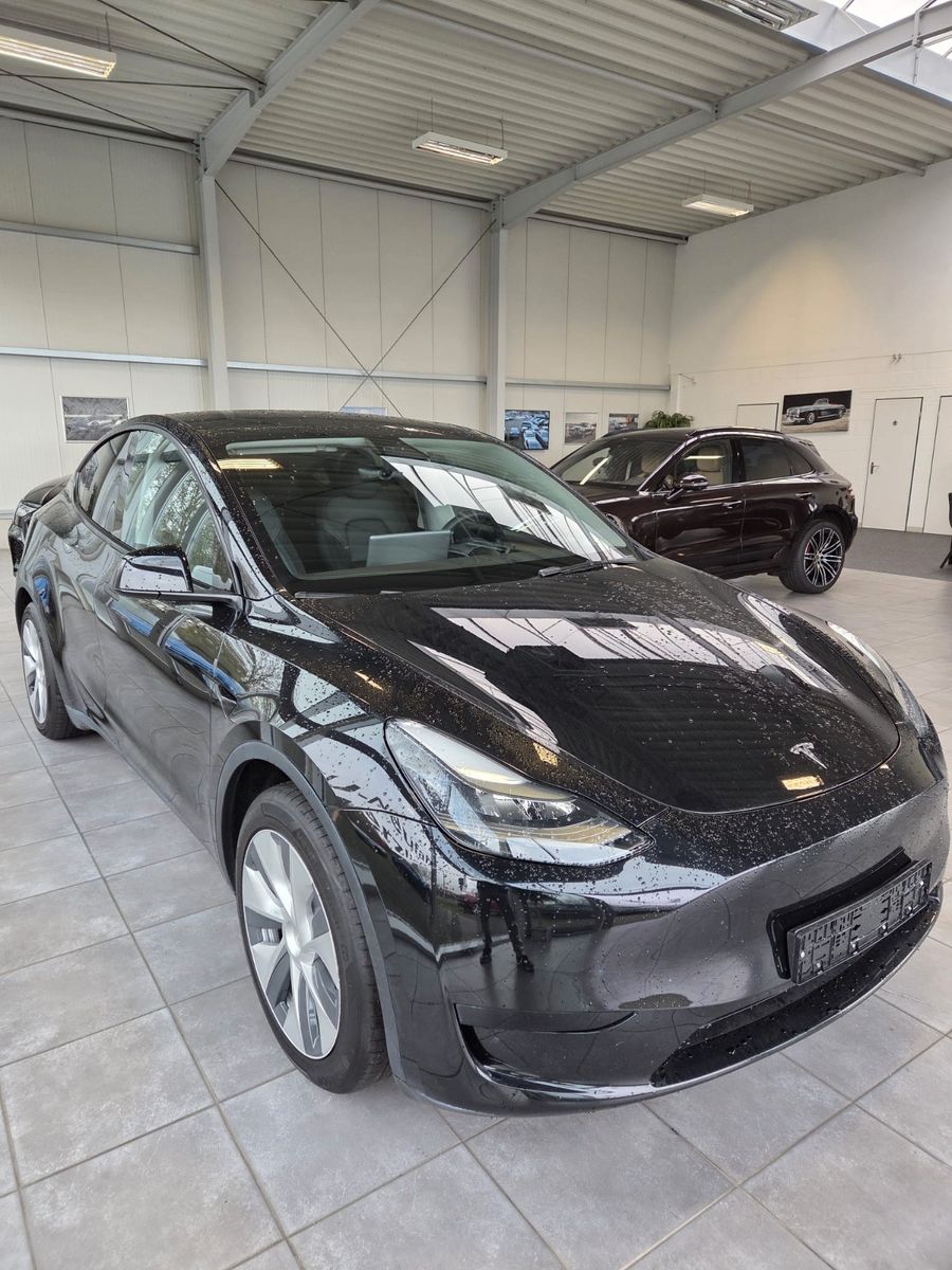 Fahrzeugabbildung Tesla Model Y Basis RWD