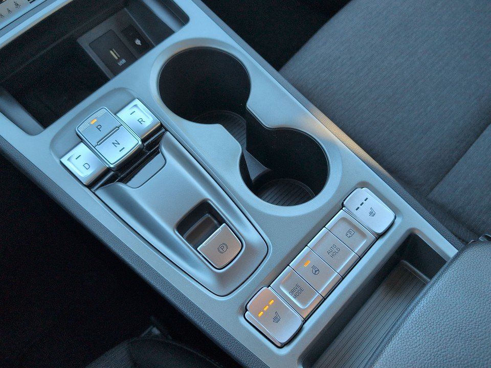 Fahrzeugabbildung Hyundai KONA EV 39kWh TREND NAV-P 1HD GARANTIE-11.28 LED