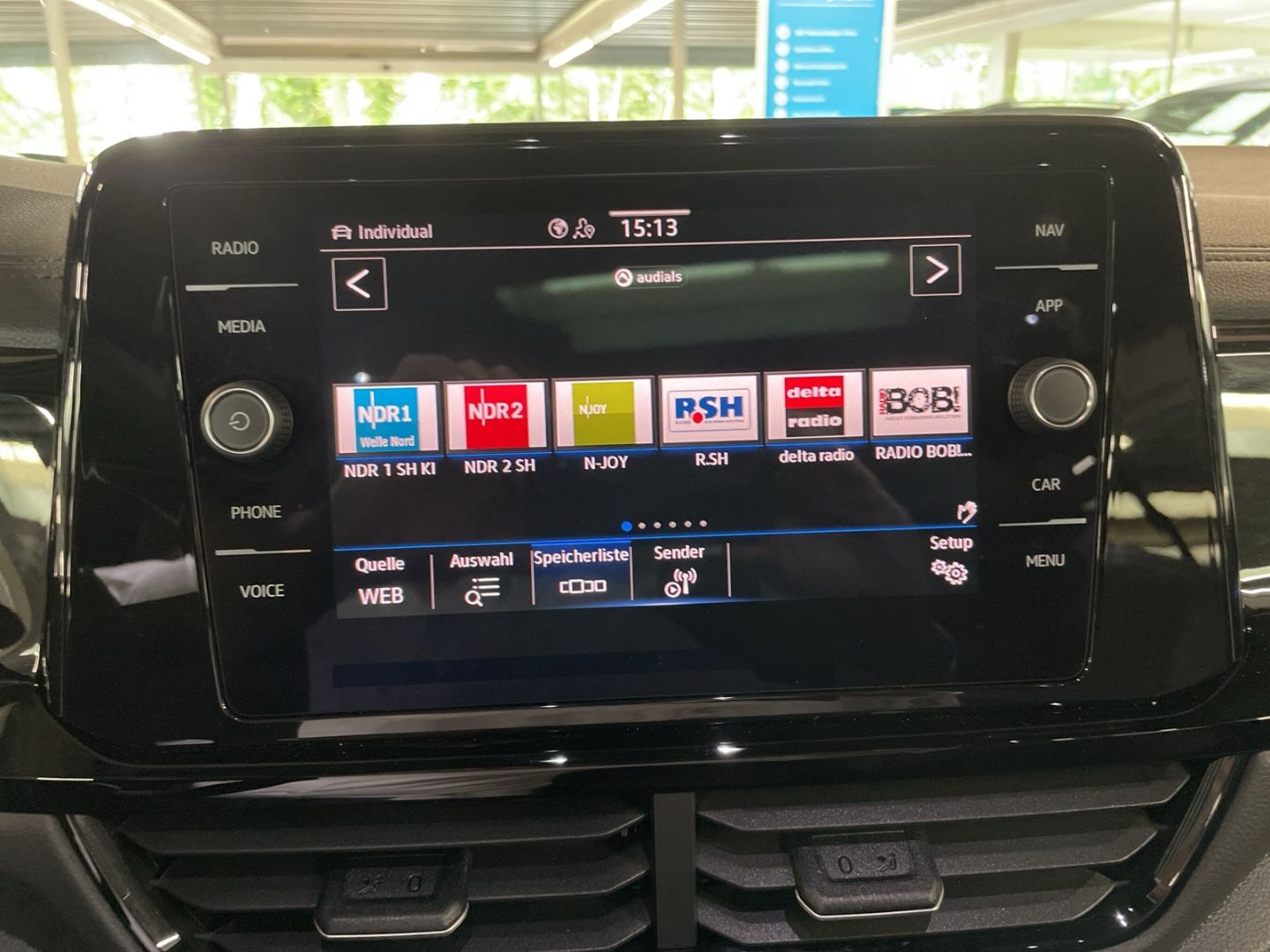 Fahrzeugabbildung Volkswagen T-Roc R 2.0 TSI 4Motion AHK Panodach Navi LED Bl