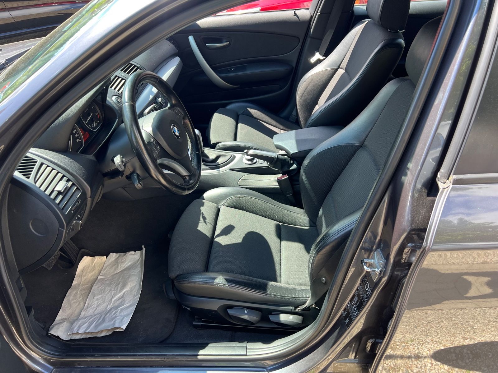 Fahrzeugabbildung BMW 120i AUTOMATIK * NAVI *KEYLESS-GO*XENON*