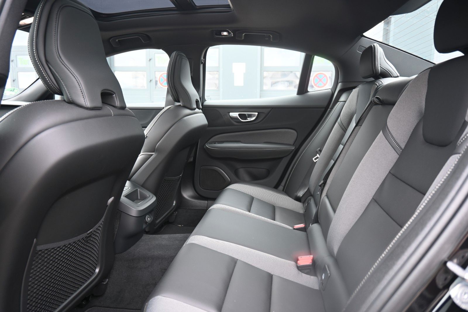 Fahrzeugabbildung Volvo S60 B4 Benzin Plus Dark'STHZG*360°*PANO*