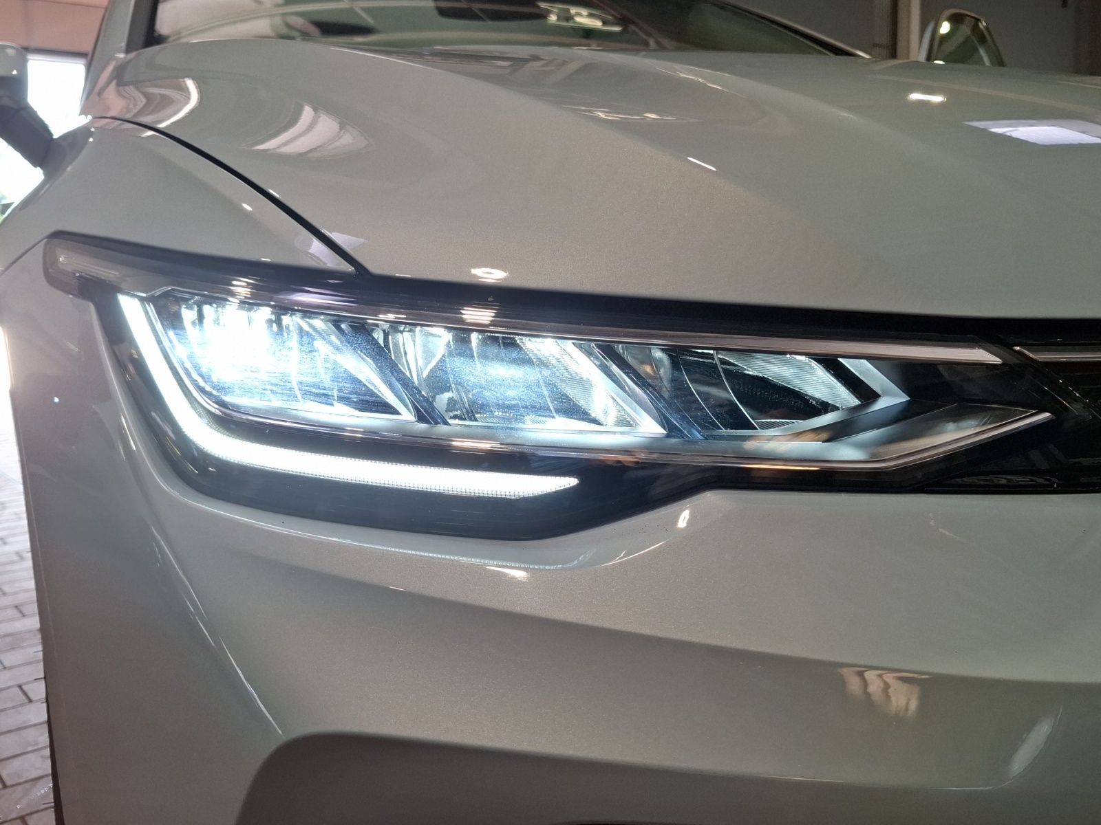 Fahrzeugabbildung Volkswagen Golf VIII TSI Life LED Navi AID ACC RFK HUD SHZ