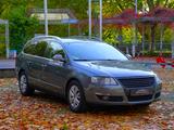 Volkswagen Passat 2.0 TDI Highline*AHK~StHz~CarPlay~Kessy~X - Volkswagen Passat aus 2008: TDI