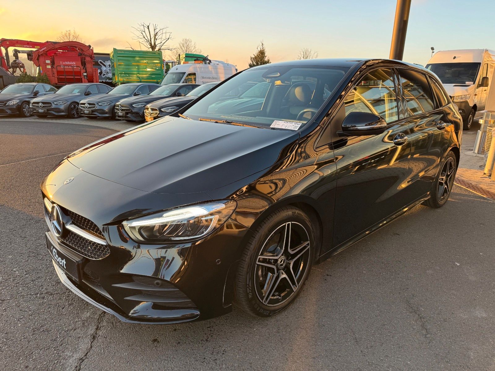 Fahrzeugabbildung Mercedes-Benz B 200 AMG+AHK+Ambiente+RFK+MBUX+Night