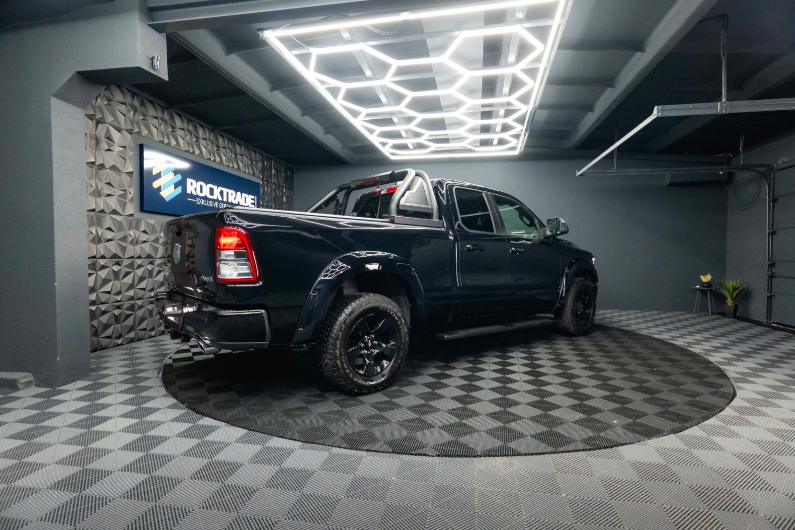 Fahrzeugabbildung Dodge RAM 5.7 V8 HEMI 4x4 OFFROAD Night-Paket LONGBED
