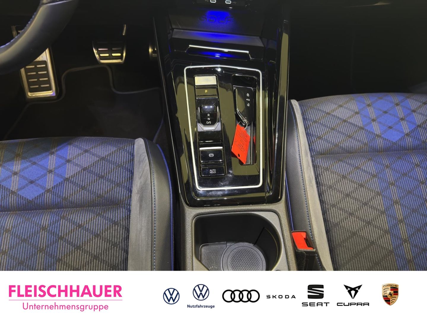 Volkswagen Golf VIII R 2.0 TSI 4M Matrix Navi Pano 270km h foto 17