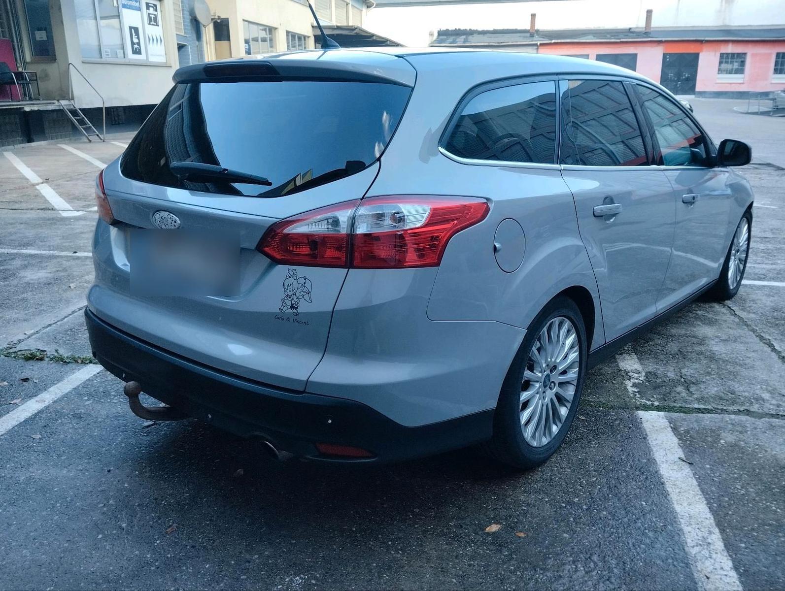 Ford Focus 2012 — interior