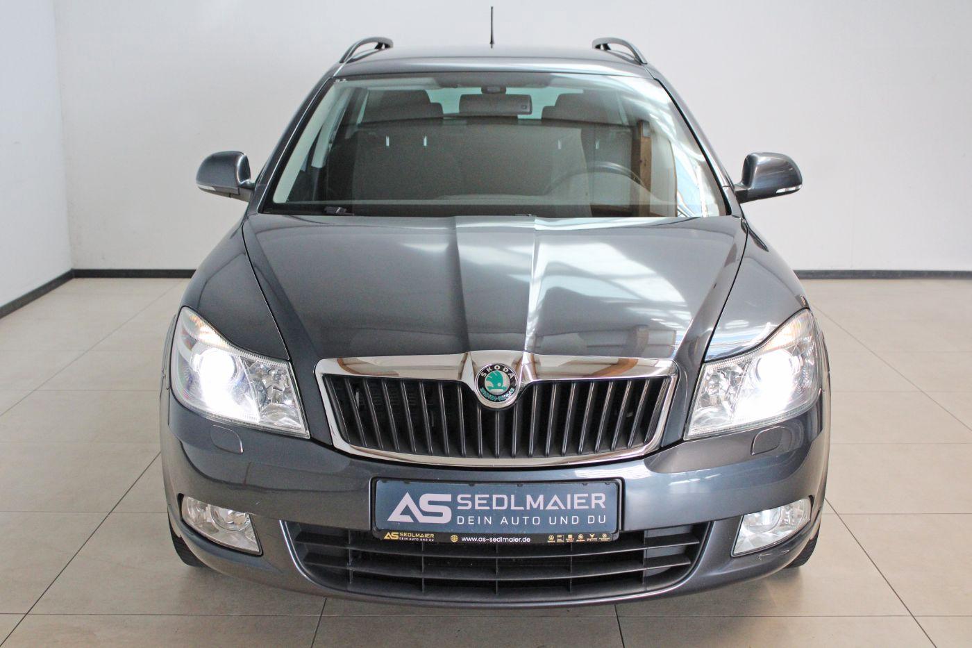 Skoda Octavia 2012 — вигляд ззаду