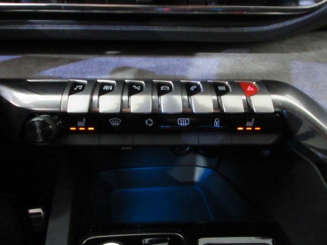 Fahrzeugabbildung Peugeot 5008 GT 1.2T NAVI/LED/SHZ/LEDER/PDC+CAM/PARKASS.