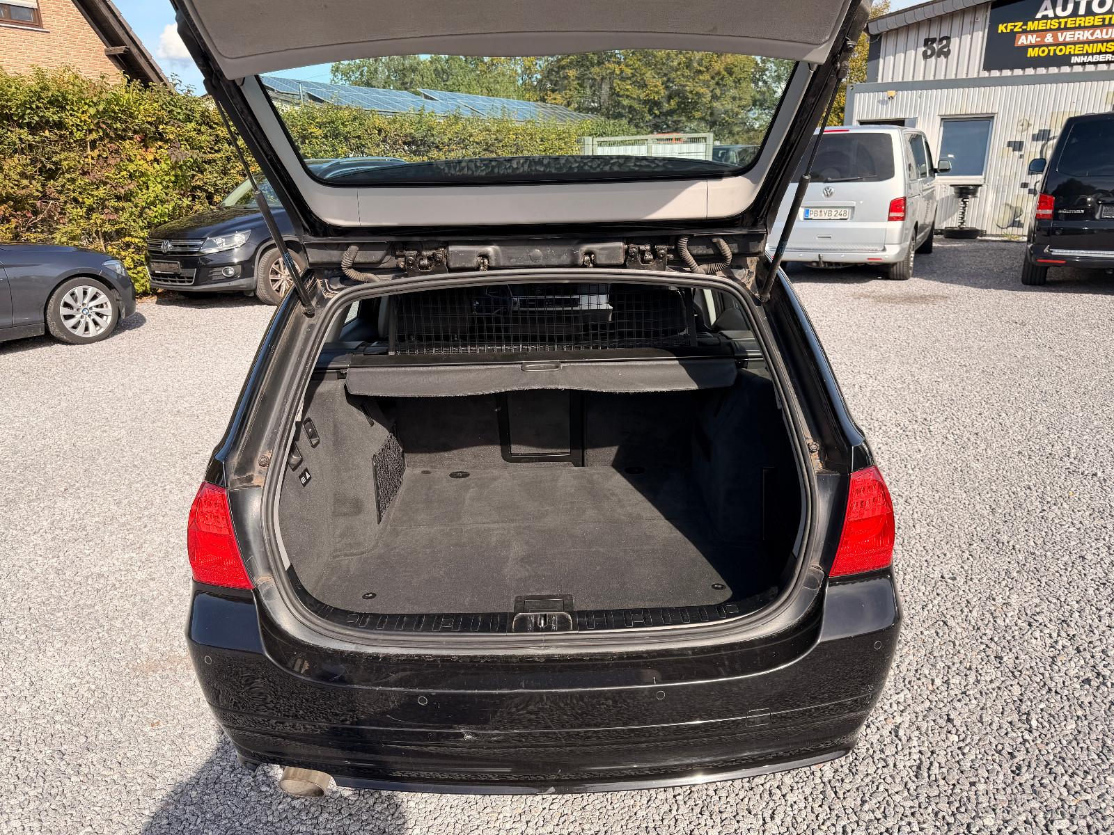 BMW 318 2011 — photo 17