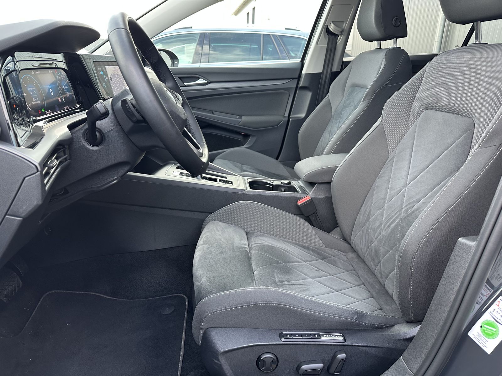Fahrzeugabbildung Volkswagen Golf Variant 2.0 TDI DSG Style NAV+LED+PANO+H&K