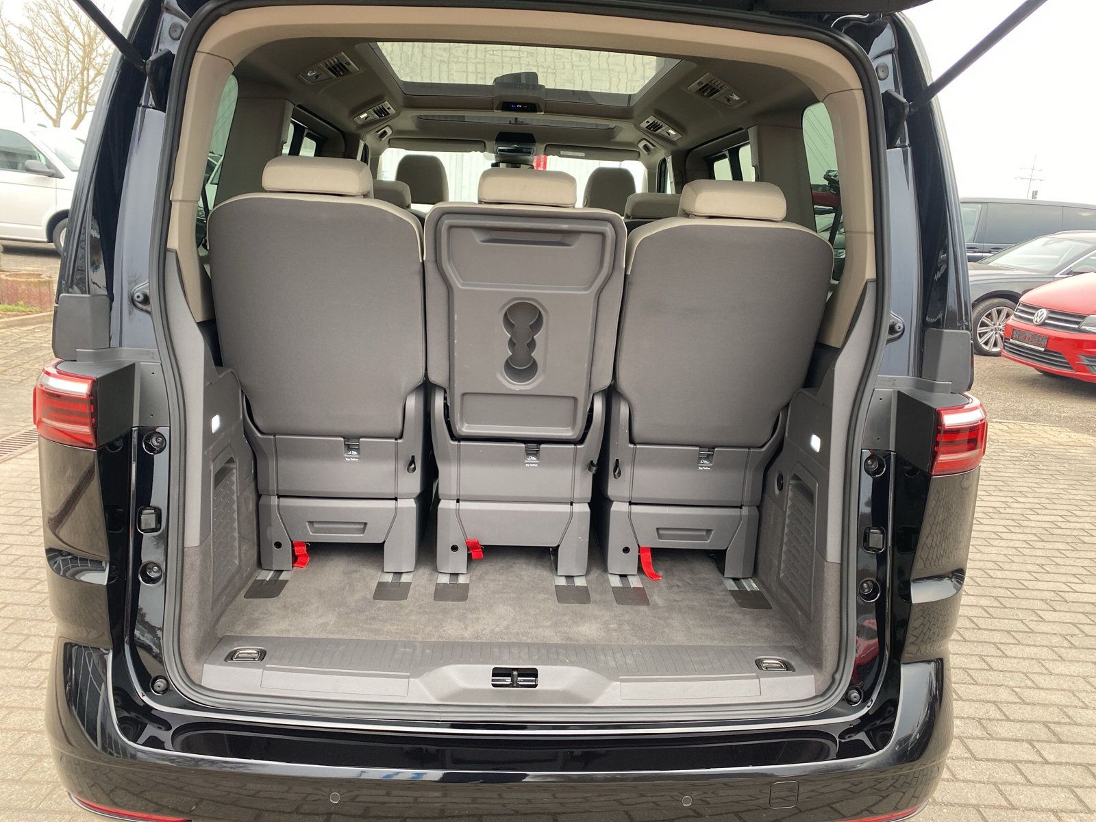 Fahrzeugabbildung Volkswagen T7 Multivan 2.0 TSI DSG 7-Sitzer MATRIX PANO KAM