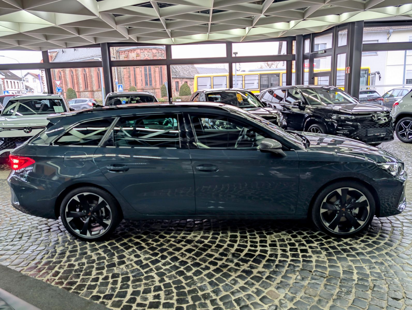 Fahrzeugabbildung CUPRA Leon 1.5 e-Hybrid PLUG-IN LED INTELIG-DRIVE EDGE