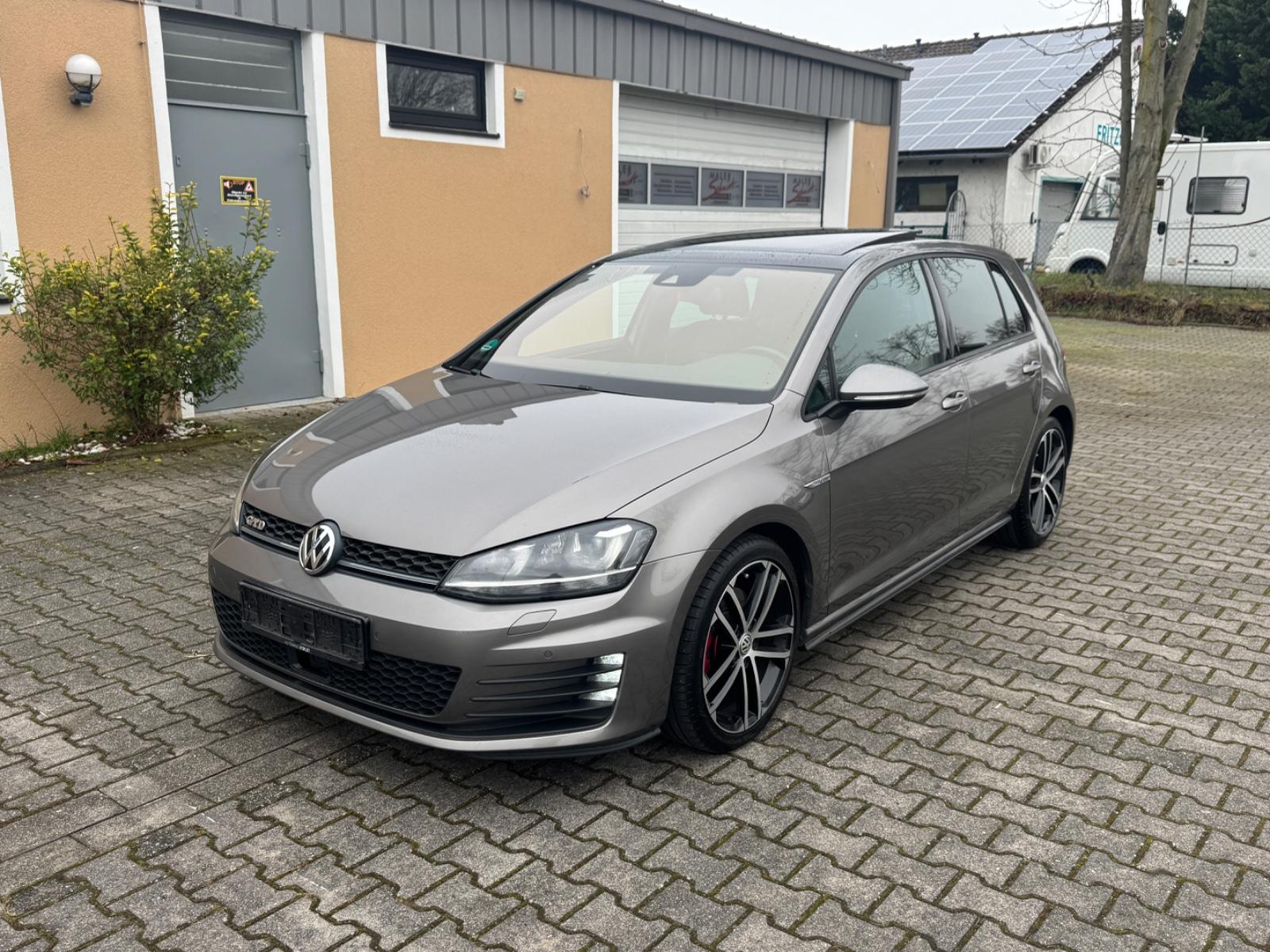 Volkswagen Golf VII Lim. GTD BMT DSG XENON PANO KEYLESS ACC