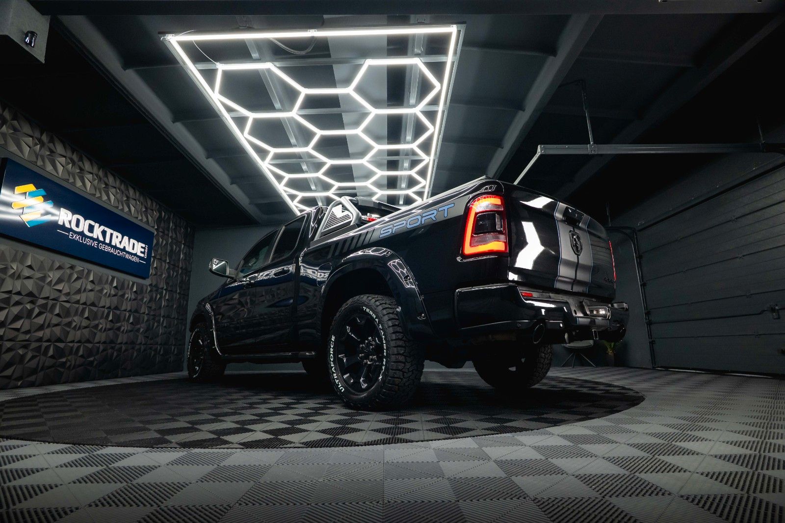 Fahrzeugabbildung Dodge RAM 5.7 V8 HEMI 4x4 OFFROAD Night-Paket LONGBED