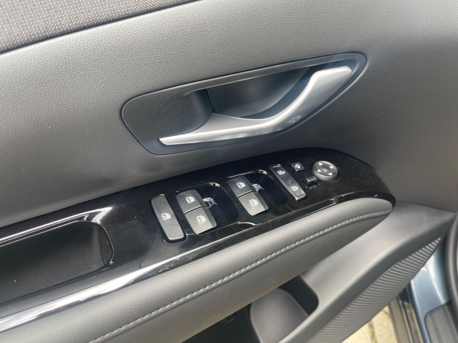 Fahrzeugabbildung Hyundai TUCSON HEV 1.6 T-GDi 230PS 6-AT 2WD Select NAVI