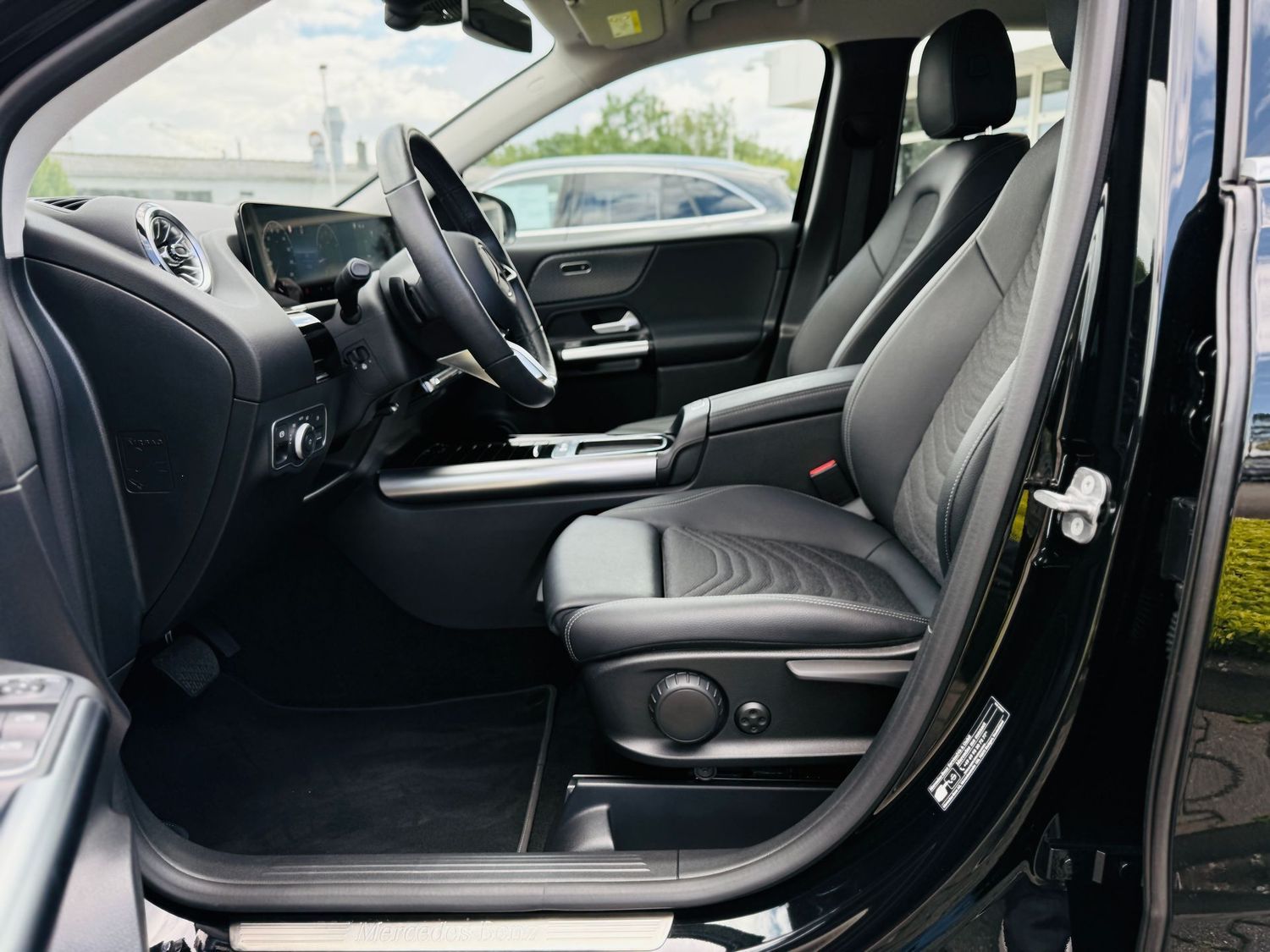 Fahrzeugabbildung Mercedes-Benz B 180 PROGR. PLUS, Autom, LED, AHK, PTS, RFK, Ke