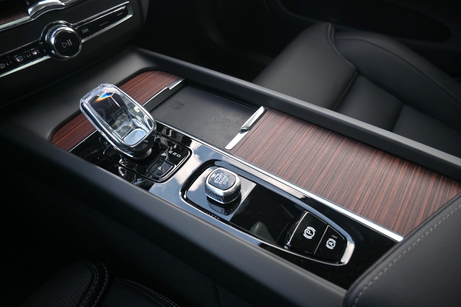 Fahrzeugabbildung Volvo XC60 B4 D AWD Ultimate Dark*STDHZG*360°*LUFT*ACC