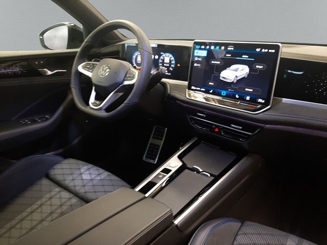 Fahrzeugabbildung Volkswagen Passat Variant 1,5 eTSi R-Line Black Pano AHK