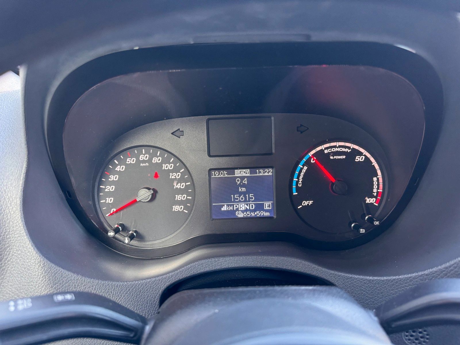 Fahrzeugabbildung Mercedes-Benz eSprinter 312 DHL Regal KEP-Ausbau