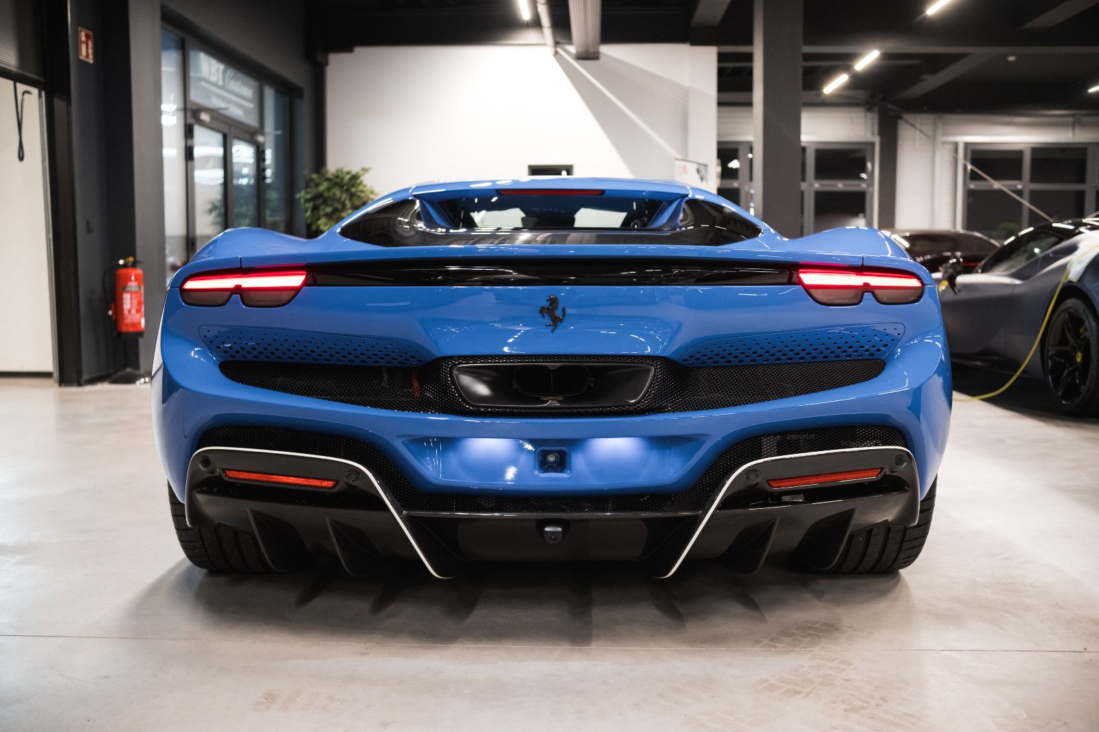 Fahrzeugabbildung Ferrari 296 GTS Sonderfarbe-Lift-Carbonsitz-Hifi-System