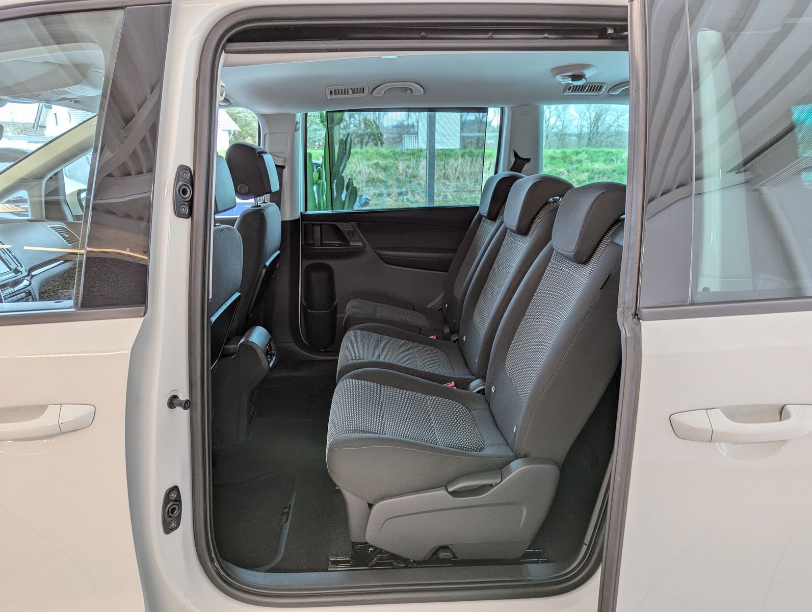 Fahrzeugabbildung SEAT Alhambra 1.4 TSI DSG Style 7-Sitze Cam Shz LM17"