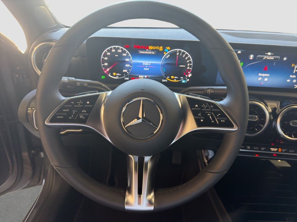 Fahrzeugabbildung Mercedes-Benz A 250 e Kompaktlimousine mit EQ Hybrid Technolog