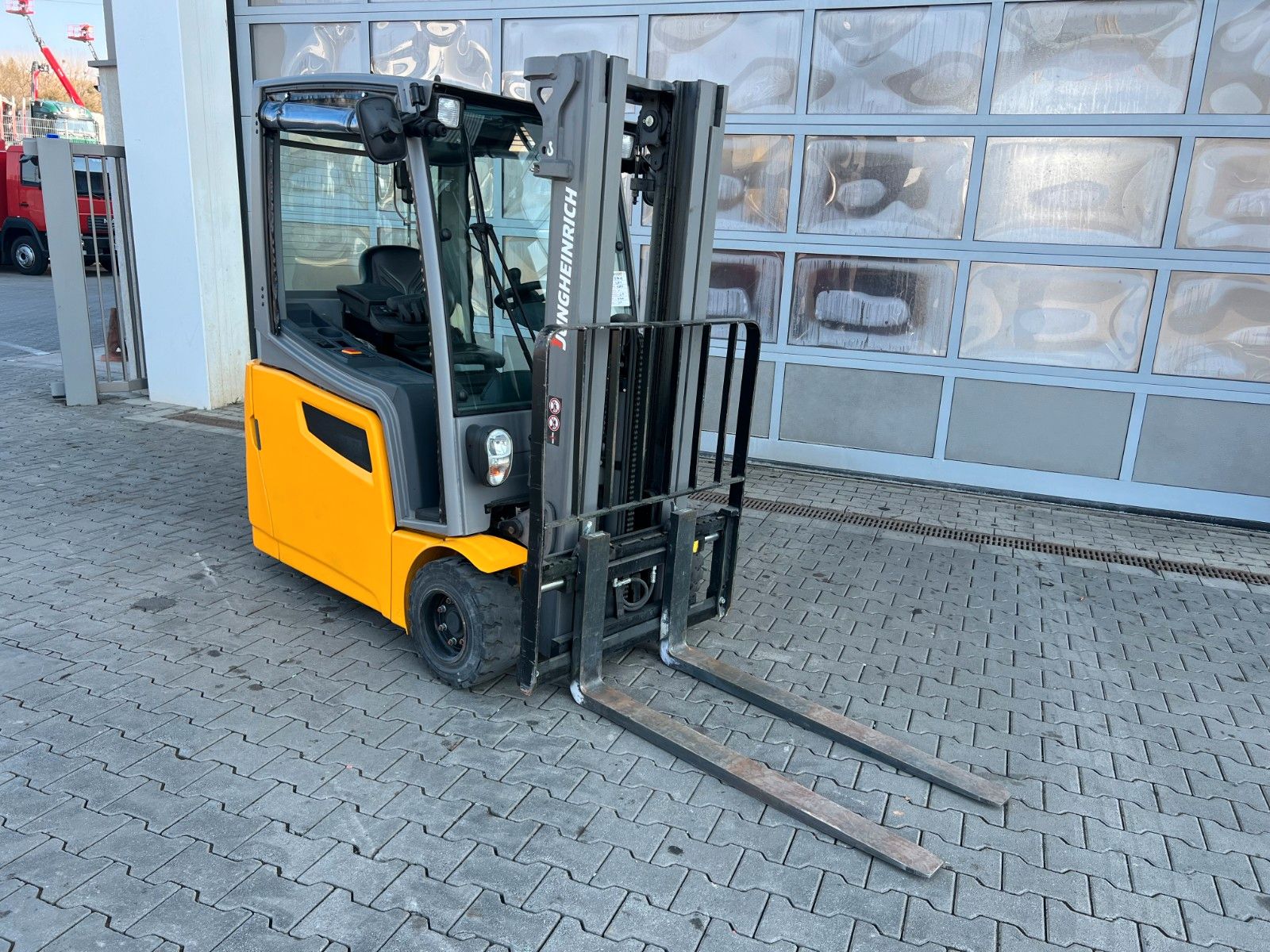 Fahrzeugabbildung Jungheinrich EFG 218 / Triplex 4.30m / SS / nur 1.738h