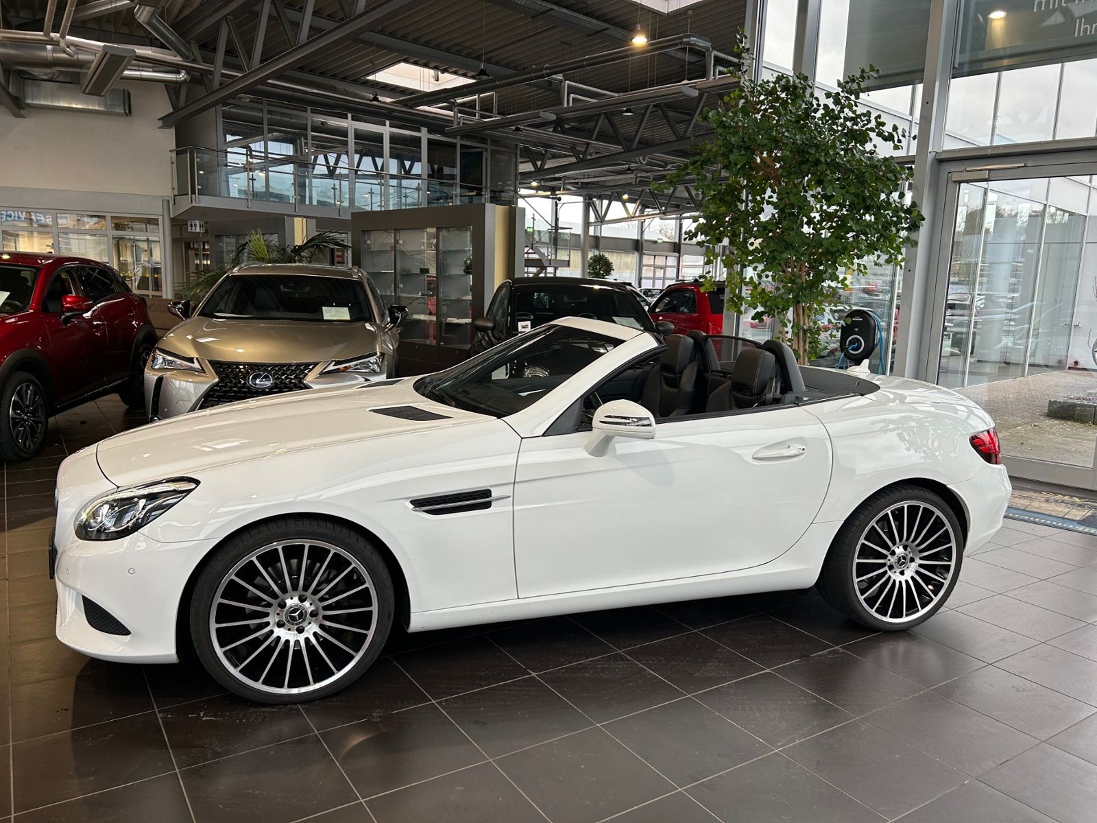 Fahrzeugabbildung Mercedes-Benz SLC 200 9G-Tronic AIRSCARF SHZ PANO NAVI