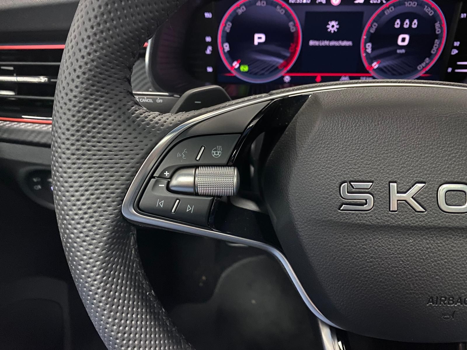 Fahrzeugabbildung SKODA Kamiq Monte Carlo 1.5 TSI DSG+AHK+MATRIX+PANO+5J