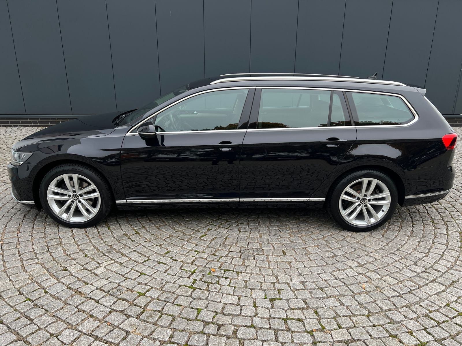 Fahrzeugabbildung Volkswagen Passat Variant Elegance 1.5 TSI DSG *LED, Digita