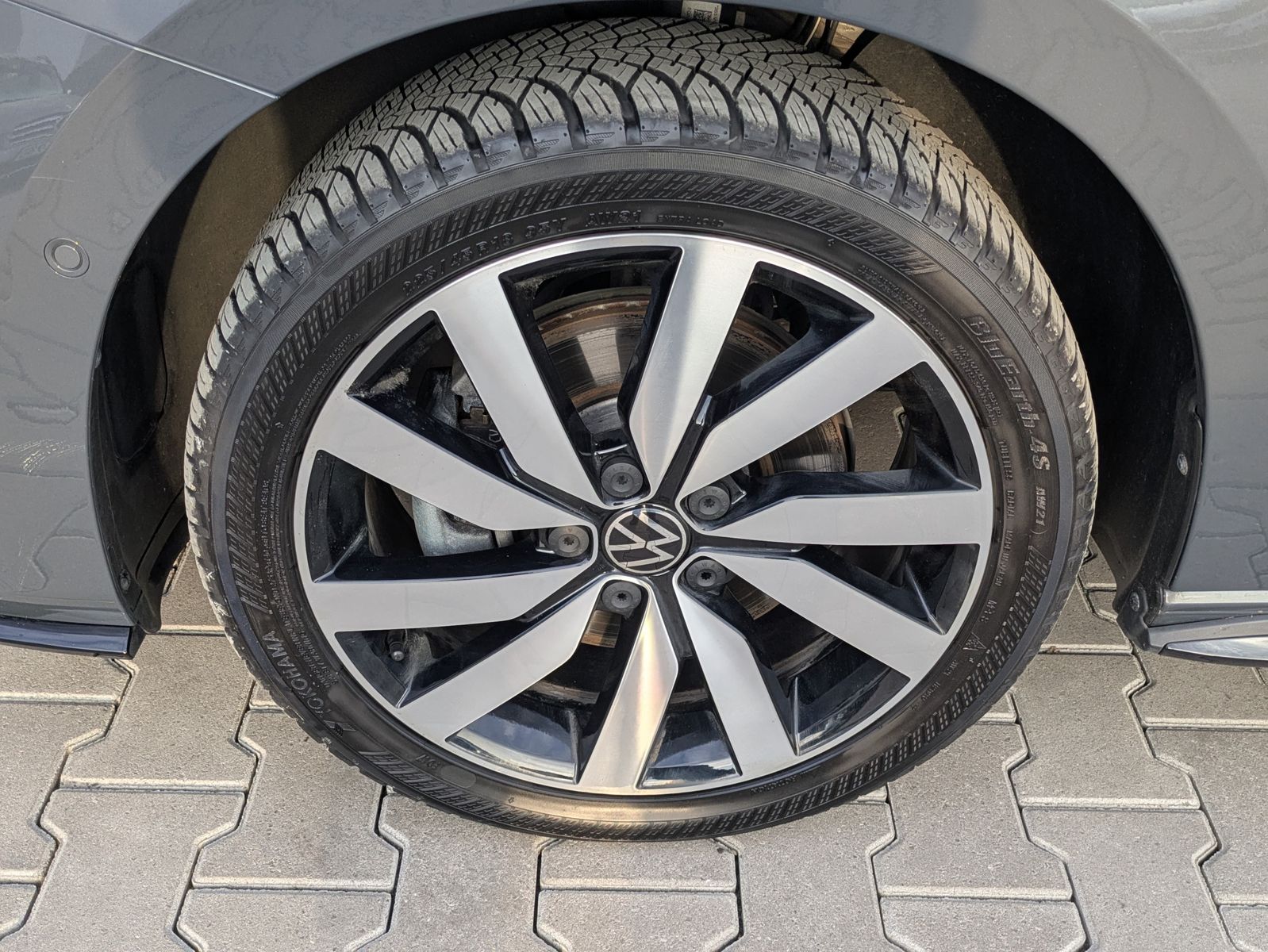 Fahrzeugabbildung Volkswagen Touran 2.0 DSG R-Line High BLACK Pano 7Si IQ AHK