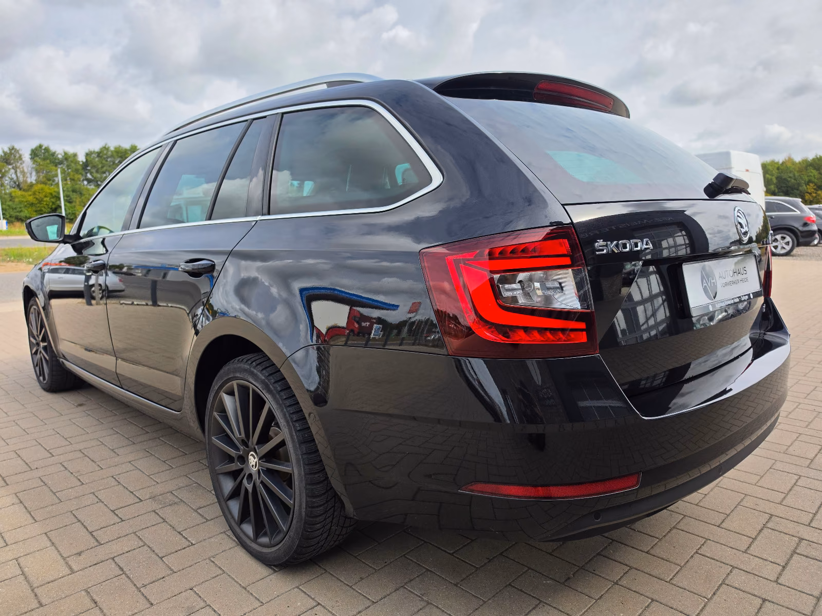 Skoda Octavia 2.0 L&K 4x4 TÜV Neu/Scheckh./LED/Pano.