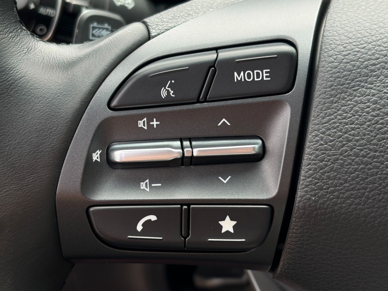 Fahrzeugabbildung Hyundai KONA E Trend ACC PDC CAM SHZ LHZ Navi CarPlay