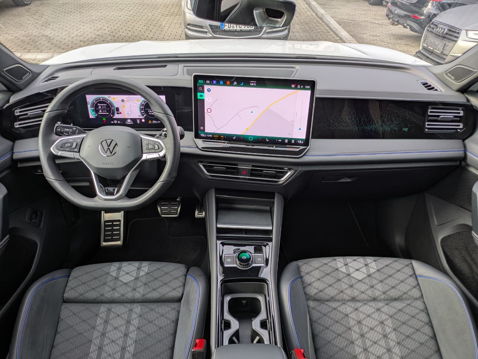 Fahrzeugabbildung Volkswagen Tiguan 2.0 TDI 4M R-Line PANO*H&K*AHK*MATRIX*20"