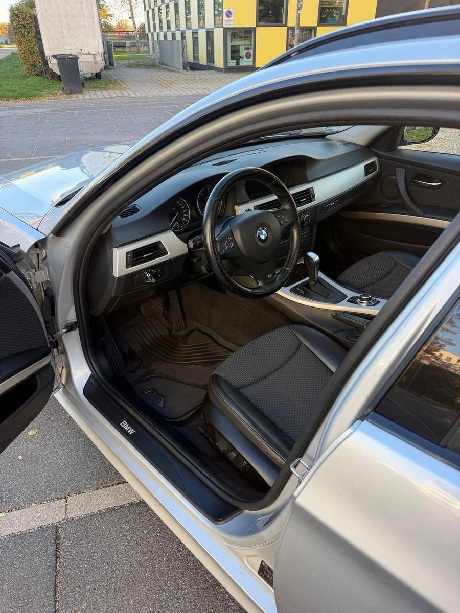 BMW 318 2010 — photo 9