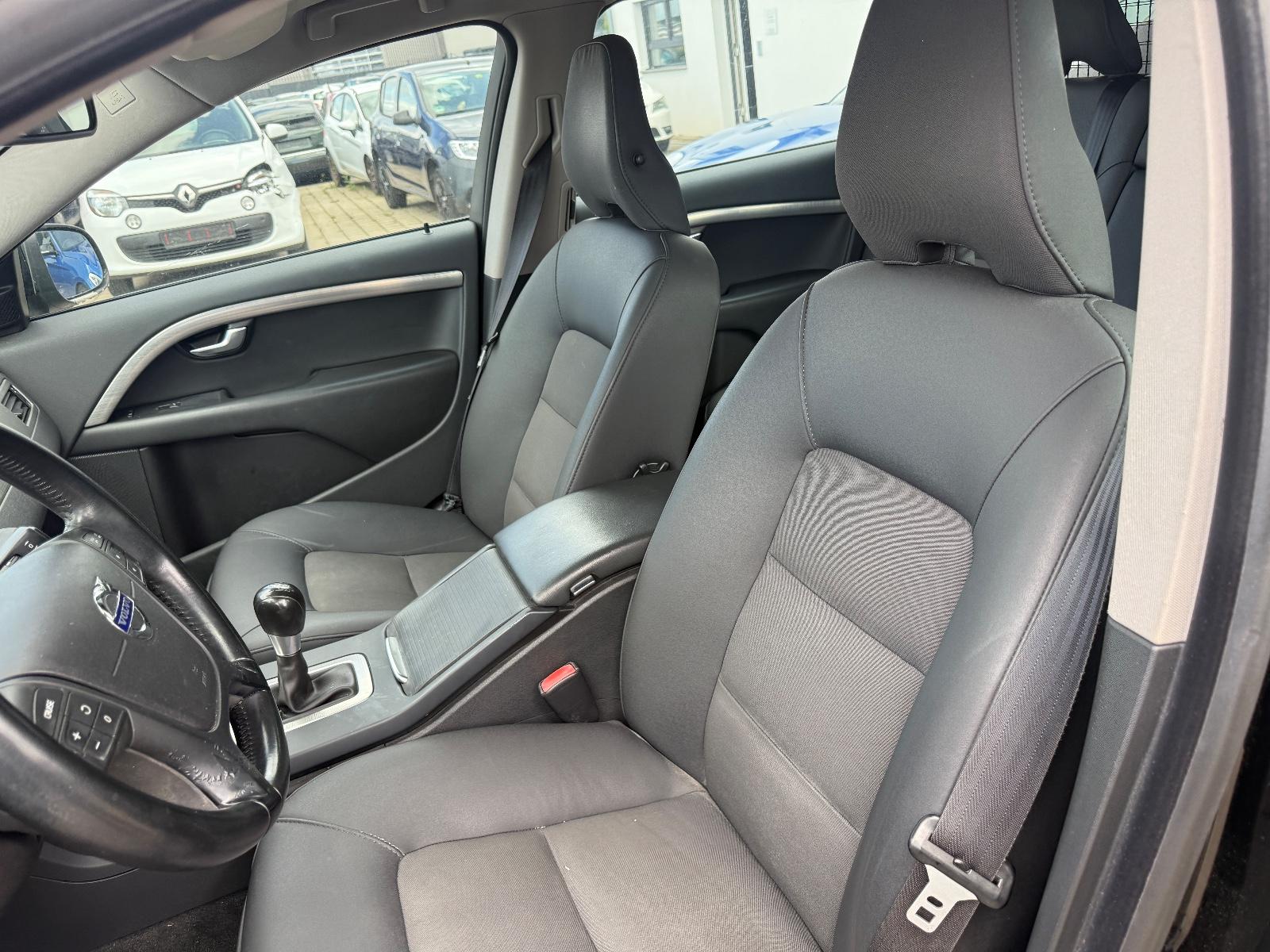 Volvo V70 2010 — photo 6