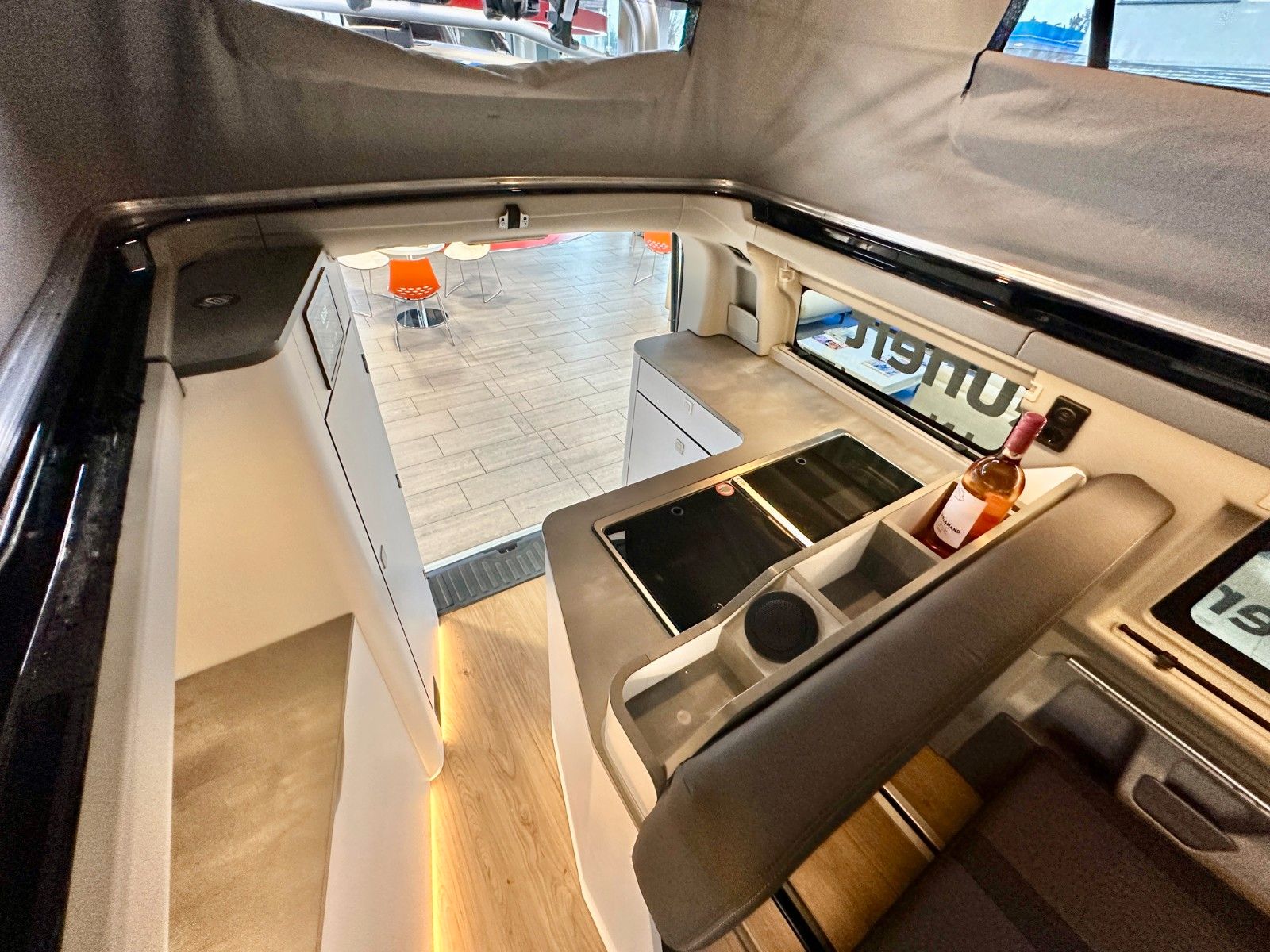 Vehicle details page 20 Vehicle image: Ford Nugget L1 Titanium | New Model V710